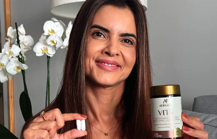 Mulher segurando AERA40+ Vita