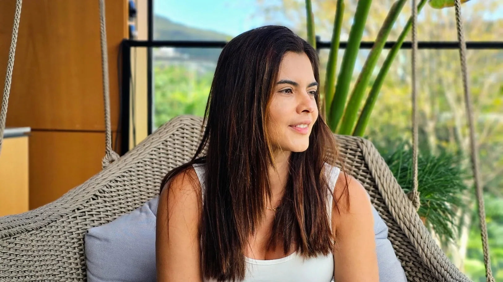 Mulher madura e serena em um ambiente iluminado